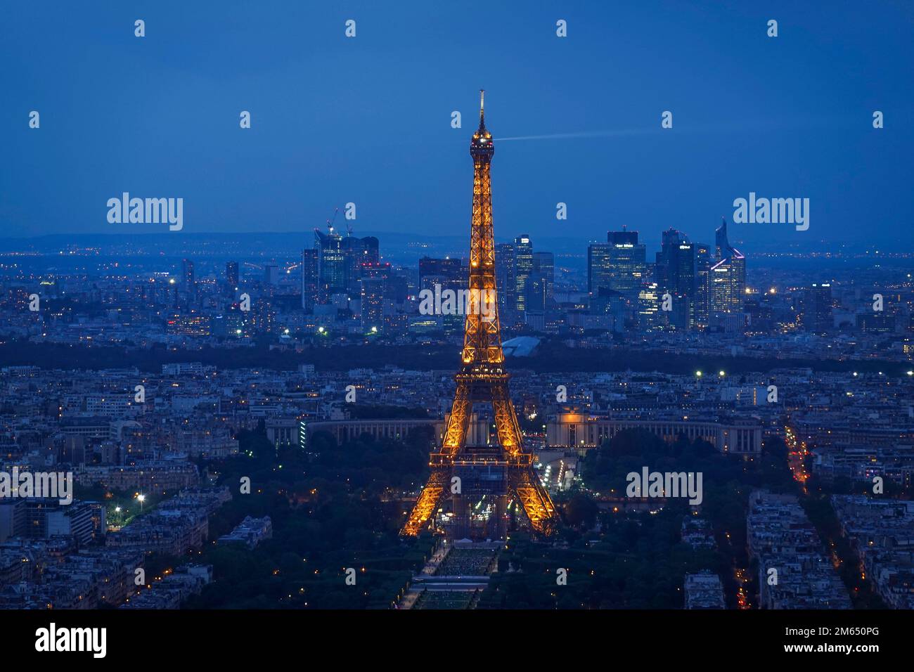 Francia, Parigi, la Tour Eiffel vista notturna dalla Tour Montparnasse Foto © Fabio Mazzarella/Sintesi/Alamy Stock Photo Foto Stock