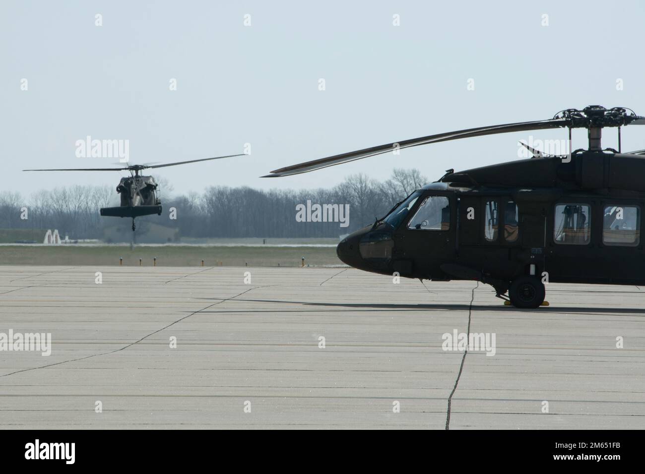 Un falco nero UH-60 prende il volo con i coniugi del battaglione di elicottero d'assalto 1-135th a bordo durante il giorno del volo d'orientamento dello sposo alla base dell'aeronautica militare di Whitman, Missouri, 2 aprile 2022. Il 1-135th Spose Orientation Flight Day offre ai coniugi militari l'opportunità di conoscere e guidare gli UH-60 Black Hawk Helicopters. Foto Stock