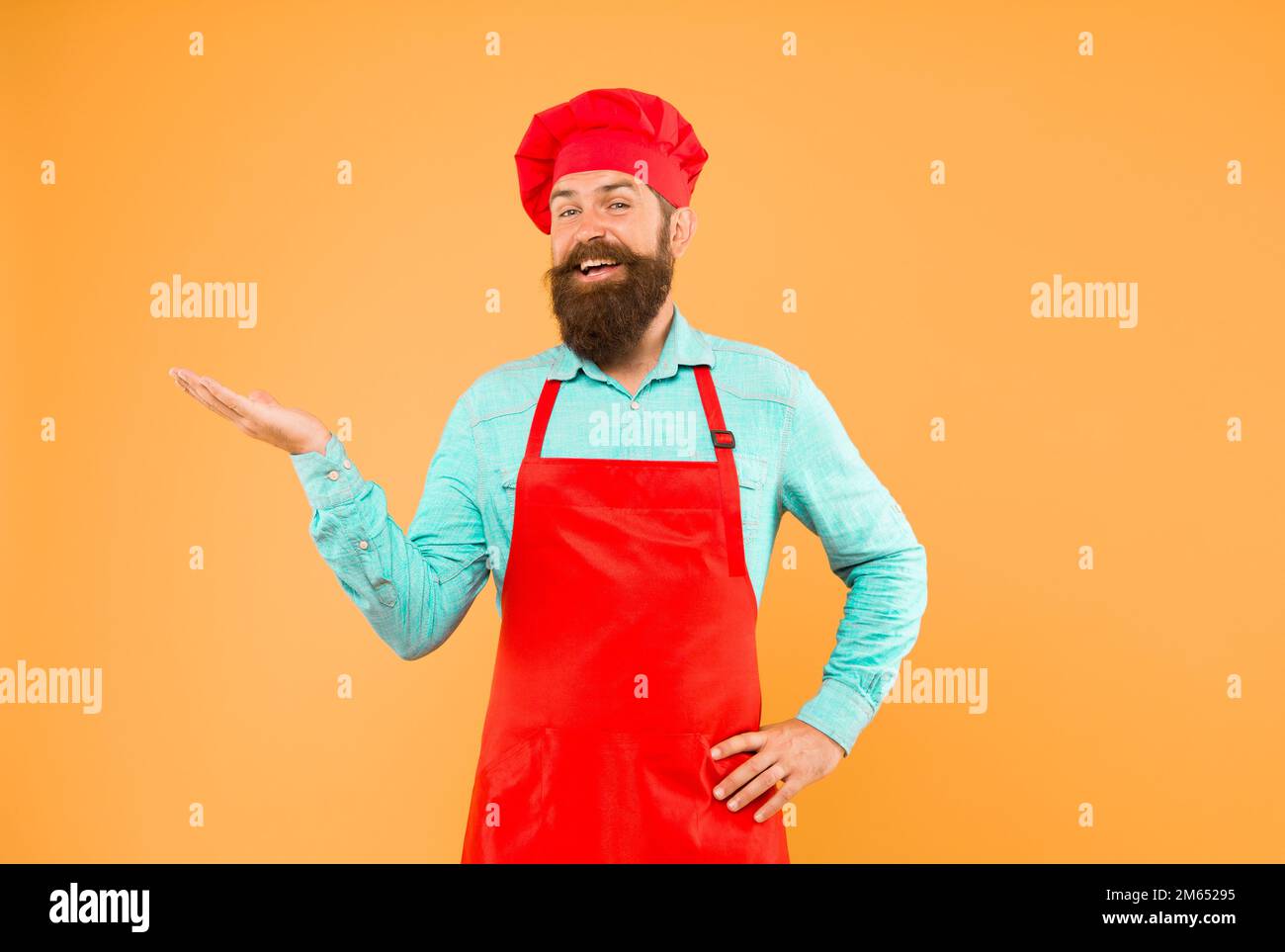 Catering a voi. benvenuto nel nostro caffè. tempo per il pranzo. chef  allegro al barbuto. brutale cuoco maschile in cappello e grembiule. cucina  professionale per l'uomo. ristorante Foto stock - Alamy