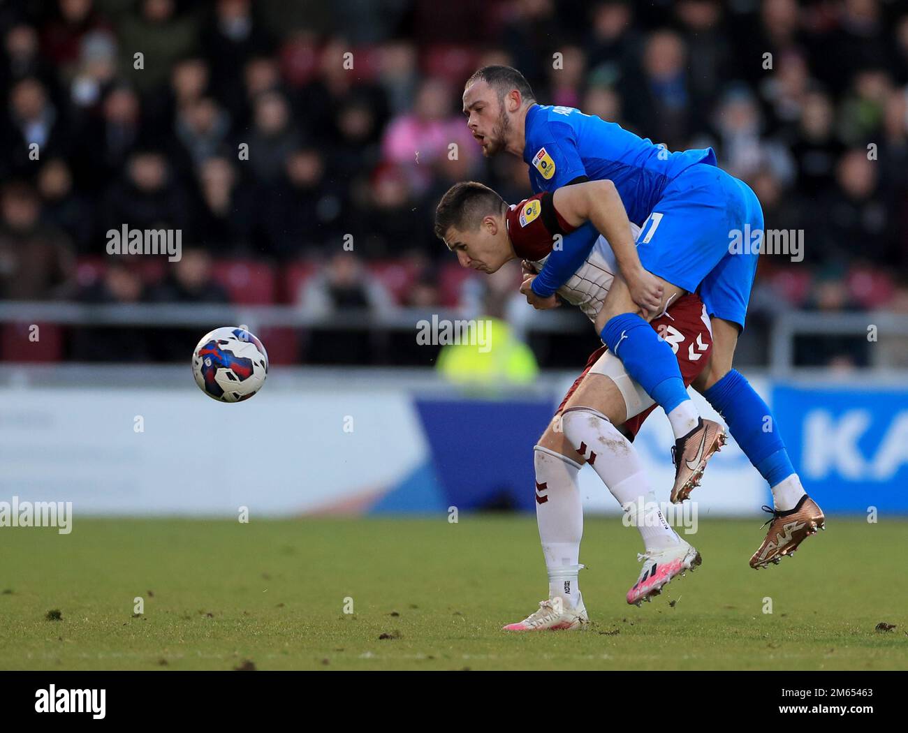 Aaron McGowan (a sinistra) di Northampton Town e Theo Archibald di Leyton Orient combattono per la palla durante la partita della Sky Bet League Two al Sixfields Stadium di Northampton. Data immagine: Lunedì 2 gennaio 2023. Foto Stock