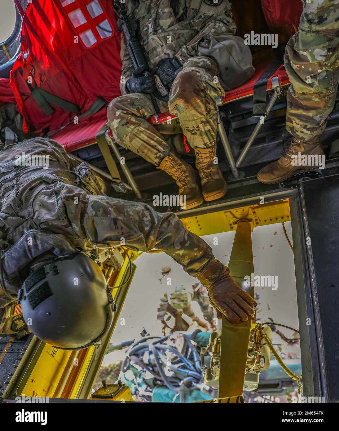 Jarrick F. Hayashi, un ingegnere di volo CH-47 Chinook con Bravo Company, 2nd Battaglione, 211th Aviation Regiment, 103rd Troop Command assicura che l'howitzer M119 105mm sia fissato correttamente prima di condurre operazioni di carico di imbracatura insieme a 1st Battaglione, 487th Field Artillery Regiment, 29th squadra di combattimento della Brigata di Fanteria presso la Schofield Barracks, Hawaii, 02 aprile 2022. I soldati si sono abitualmente addestrati sulle tattiche, tecniche e procedure per simulare l'inserimento tattico, l'estrazione e le operazioni di sicurezza a 360 gradi delle attrezzature di artiglieria sul campo che utilizzano le risorse aeree. Foto Stock