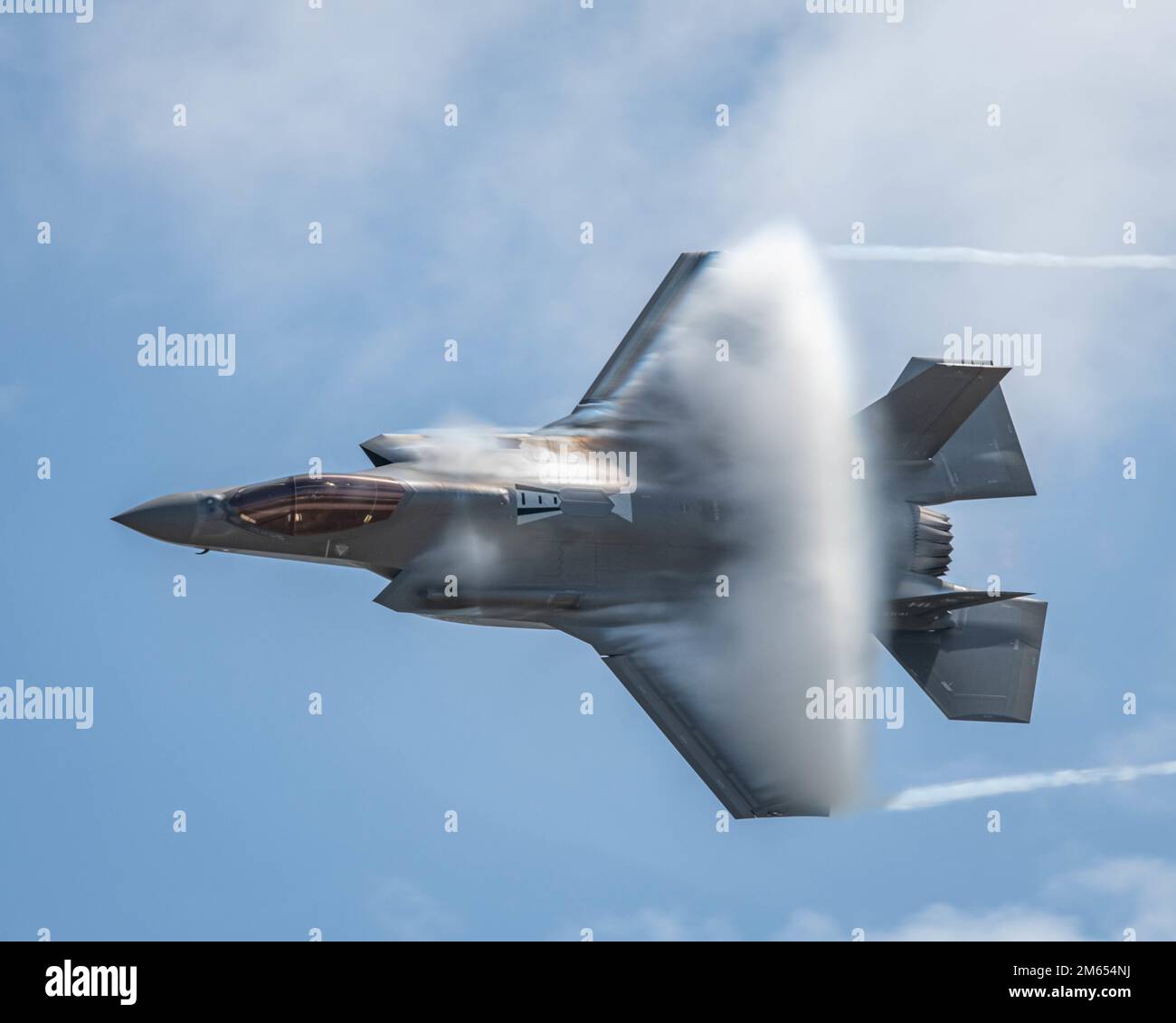 STATI UNITI Air Force Major Kristin Wolfe, F-35A pilota e comandante della squadra dimostrativa Lightning II, vola al Wings Over South Texas Air Show tenutosi sulla Naval Air Station Kingsville, Texas, il 2nd aprile 2022. Il team dimostrativo F-35A è un team dimostrativo a nave singola Air Combat Command che si reca a spettacoli aerei in tutto il paese. Foto Stock