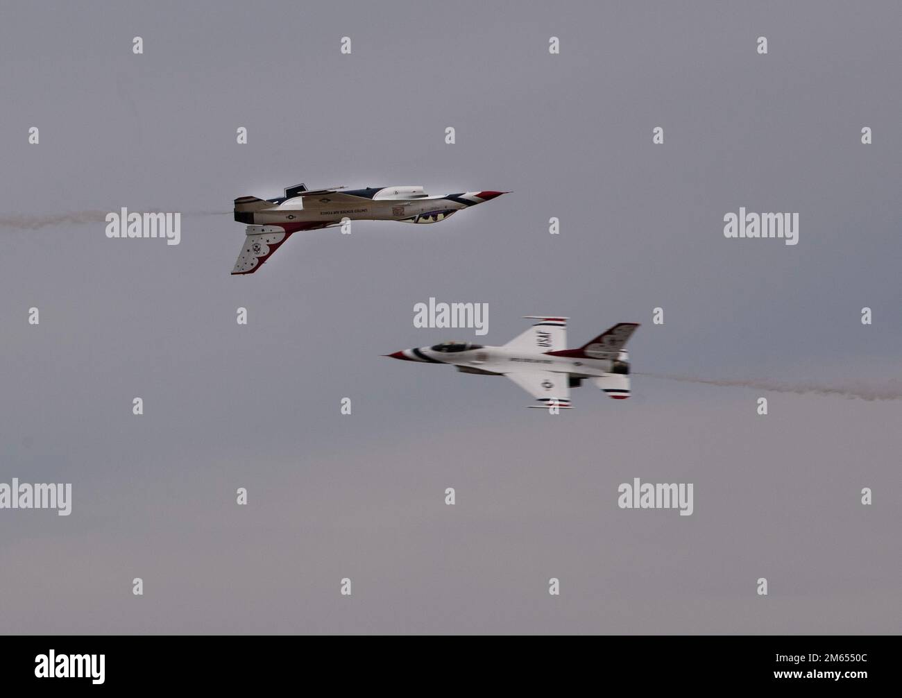 Gli Stati Uniti Air Force Thunderbirds esegue una dimostrazione aerea durante lo Shaw Air and Space Expo presso la base dell'aeronautica militare di Shaw, South Carolina, il 3 aprile 2022. La fiera ha visto la partecipazione di 12 atti aerei e 10 velivoli statici da esposizione, oltre ad altre attrazioni e mostre, che hanno attirato più di 55.000 partecipanti. Foto Stock