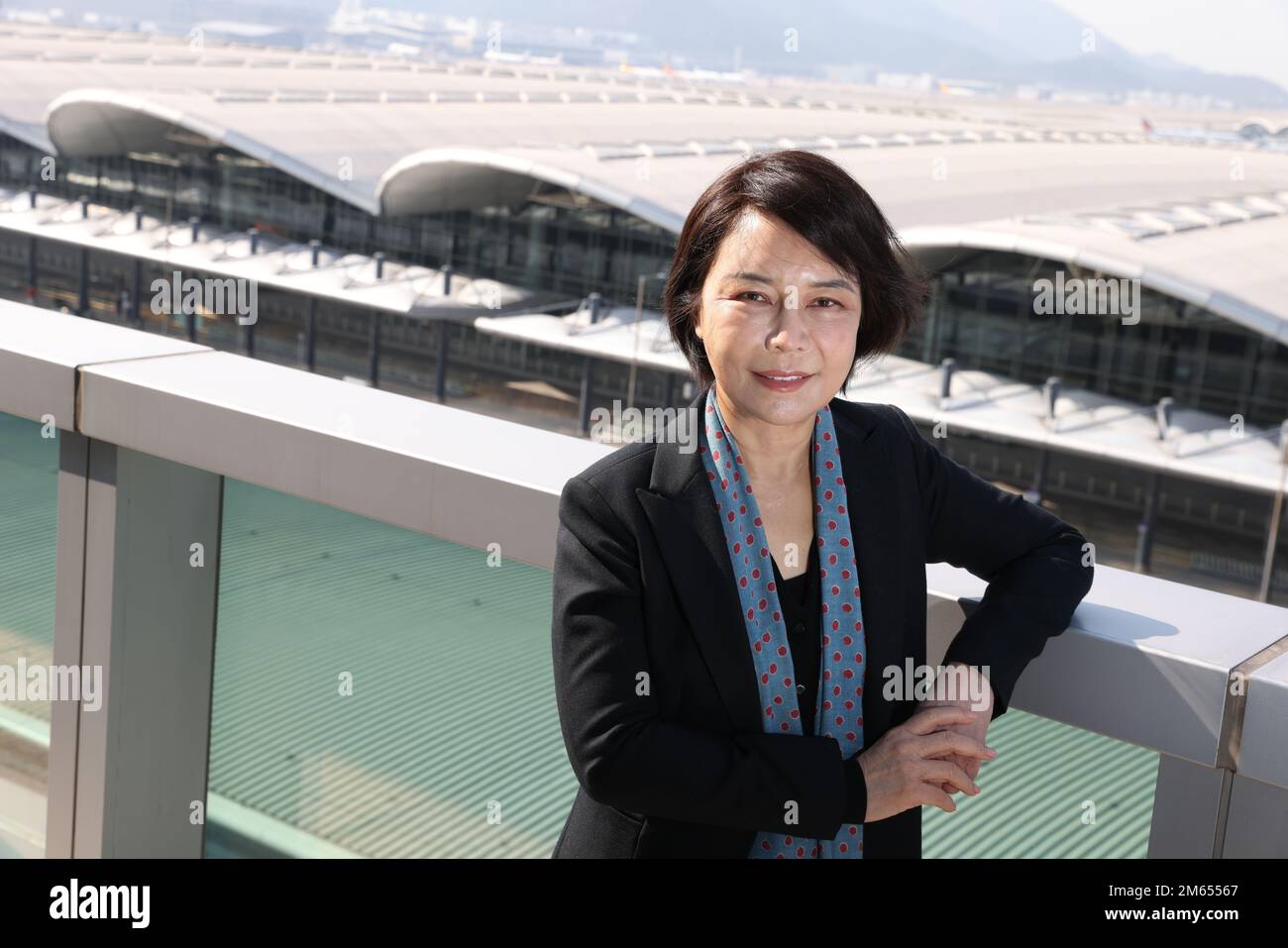 Vivian Cheung Kar-fay, Chief Operating Officer dell'autorità aeroportuale di Hong Kong, si pone per una fotografia presso il suo ufficio nell'Aeroporto Internazionale di Hong Kong, Lantau. 21DEC22 SCMP / maggio TSE Foto Stock