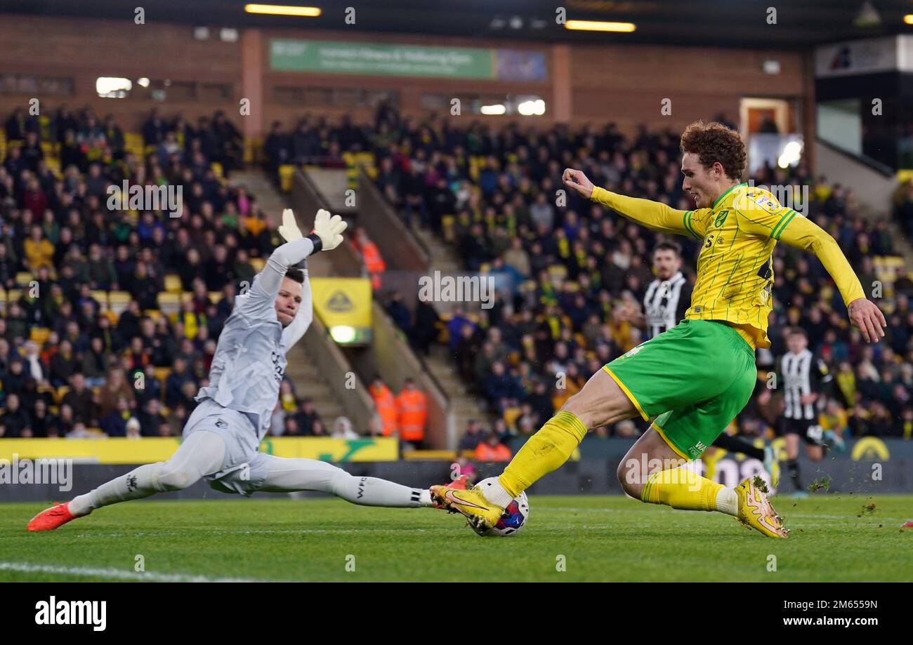 Josh Sargent di Norwich City tira verso il gol sotto la pressione del portiere di Watford Daniel Bachmann durante la partita del campionato Sky Bet a Carrow Road, Norwich. Data immagine: Lunedì 2 gennaio 2023. Foto Stock