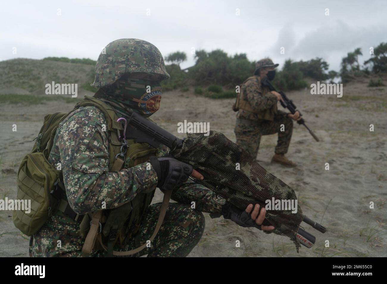 STATI UNITI Marines con 1st battaglione, 3D Marines e membri delle forze armate delle Filippine, scambiano tecniche di scouting e pattugliamento durante Balikatan 22 a Claveria, Cagayan, Phillippines, 2 aprile 2022. Balikatan è un esercizio annuale tra l'AFP e gli Stati Uniti Militare progettato per rafforzare l'interoperabilità bilaterale, le capacità, la fiducia e la cooperazione costruita su decenni di esperienze condivise. Balikatan, Tagalog per “spalla a spalla”, è un esercizio bilaterale di lunga data tra le Filippine e gli Stati Uniti che sottolinea la profonda partnership tra entrambi i paesi Foto Stock