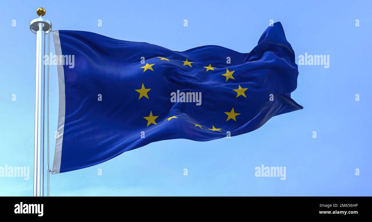 La bandiera dell'Unione europea sventola in una giornata limpida. La bandiera è composta da dodici stelle gialle su sfondo blu. Le stelle simboleggiano l'unità o Foto Stock