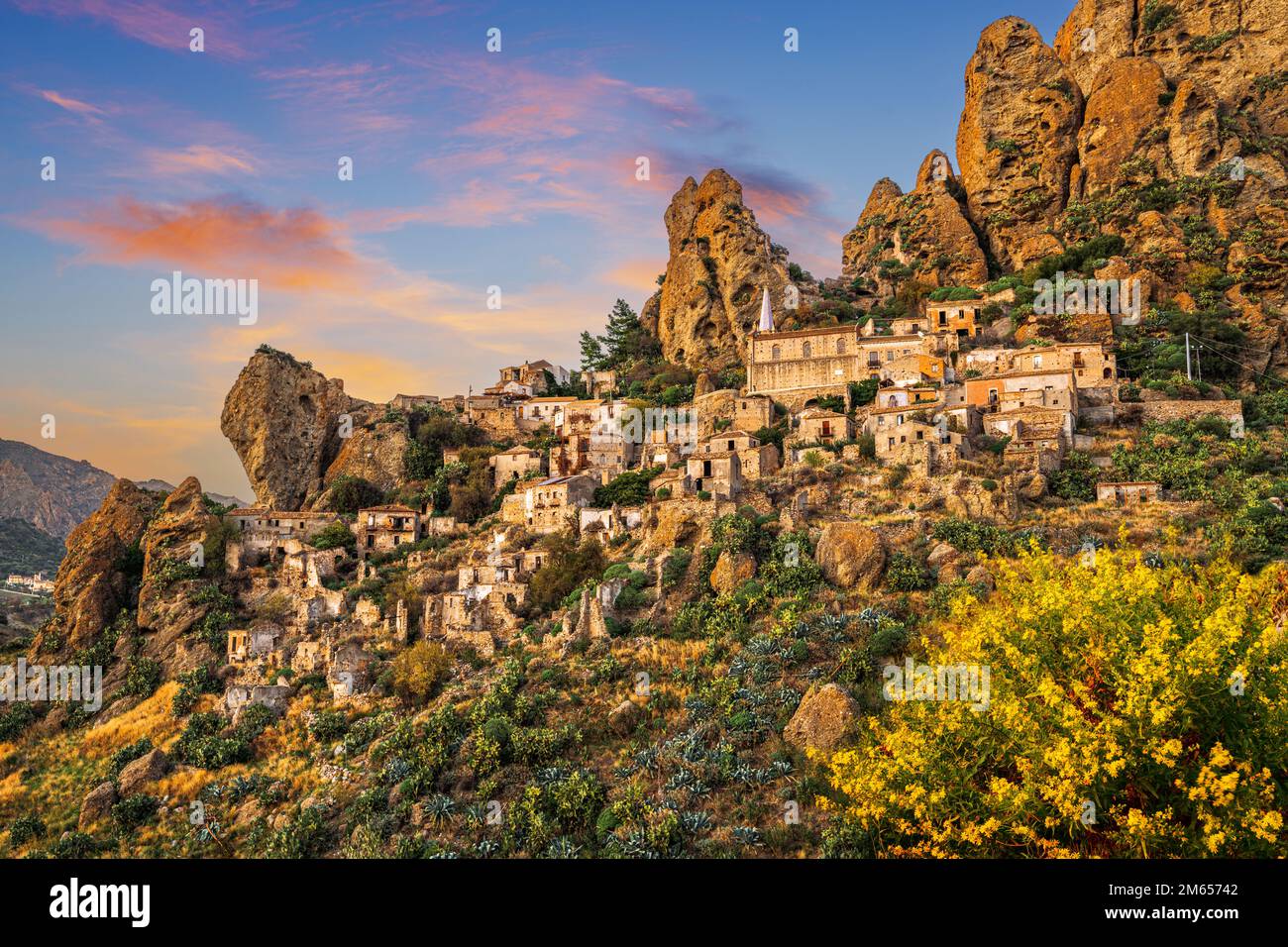 Pentedattilo, Italia abbandonato villaggio in Calabria. Foto Stock