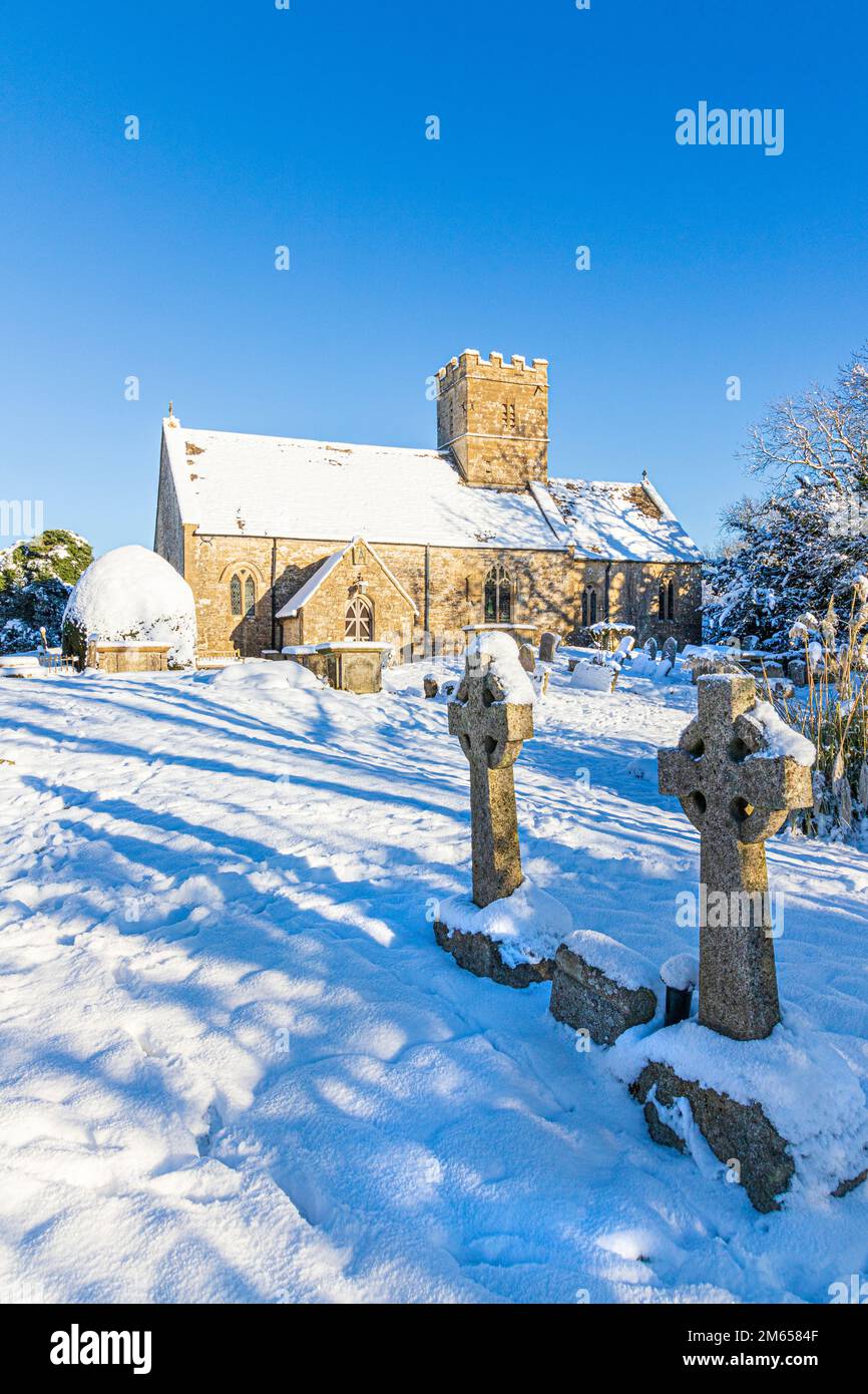 Neve d'inverno all'inizio della chiesa di St Michael & All Angels del 12th ° secolo nel villaggio di Cotswold di Bridpsfield, Gloucestershire, Inghilterra UK Foto Stock