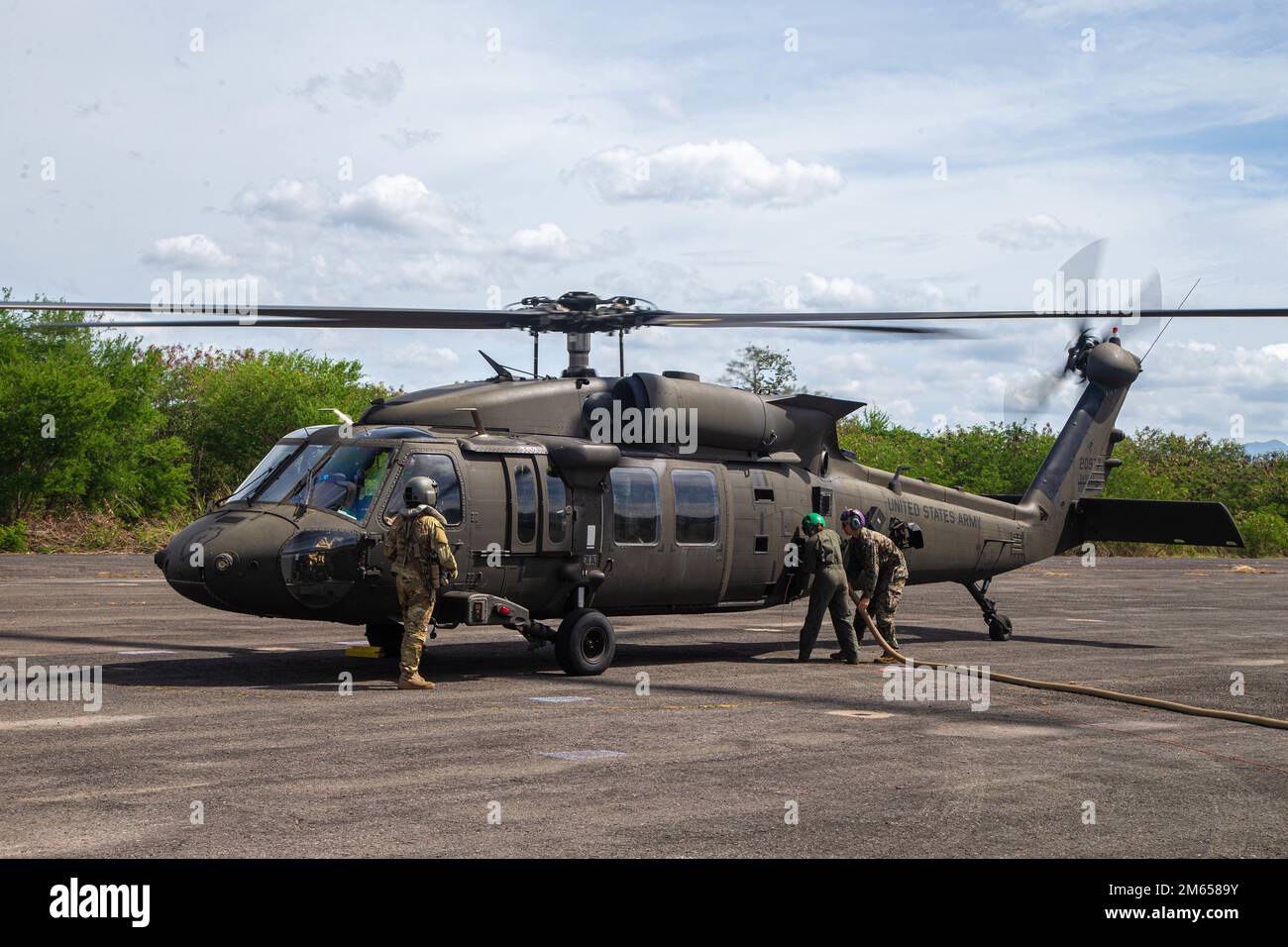 I Marines degli Stati Uniti hanno assegnato allo Squadron di supporto dell'ala marina 172 (MWSS-172) ed un soldato dell'esercito con la brigata dell'aviazione di combattimento 25th, divisione di fanteria 25th rifornisce un elicottero dell'esercito UH-60 Hawk ad un punto di armamento e rifornimento in avanti durante Balikatan 22 a Subic Bay, Filippine, 3 aprile 2022. Balikatan è un esercizio annuale tra le forze armate delle Filippine e militari degli Stati Uniti progettato per rafforzare l'interoperabilità bilaterale, le capacità, la fiducia e la cooperazione costruita nel corso di decenni di esperienze condivise. Balikatan, Tagalog per “smacello a spalla”, è un esercizio bilaterale di lunga data b Foto Stock