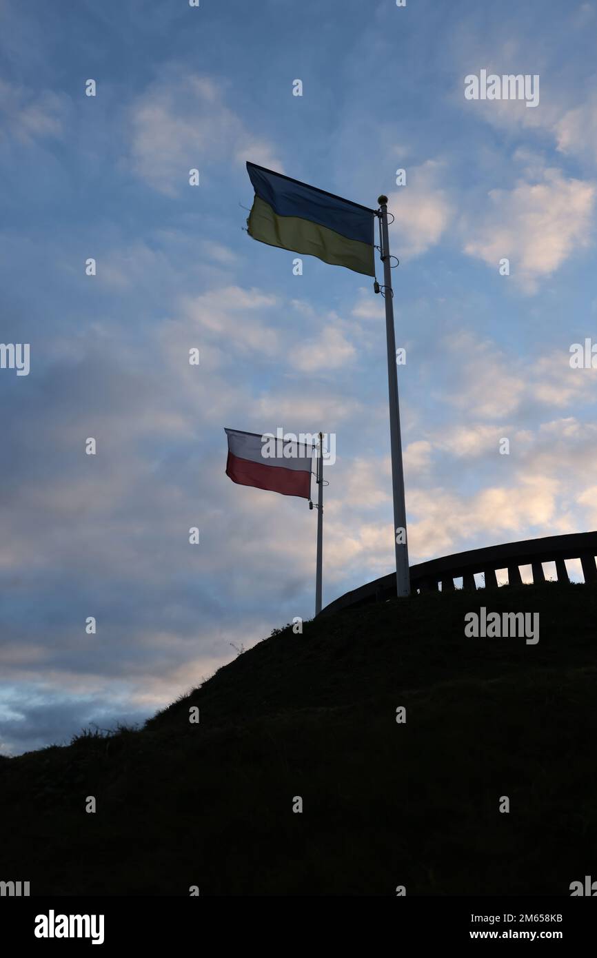 Bandiera polacca e bandiera Ucraina insieme in cima al Kopiec Kosciuszki (tumulo di Kosciuszko) a Cracovia, Polonia; mostrando sostegno Foto Stock