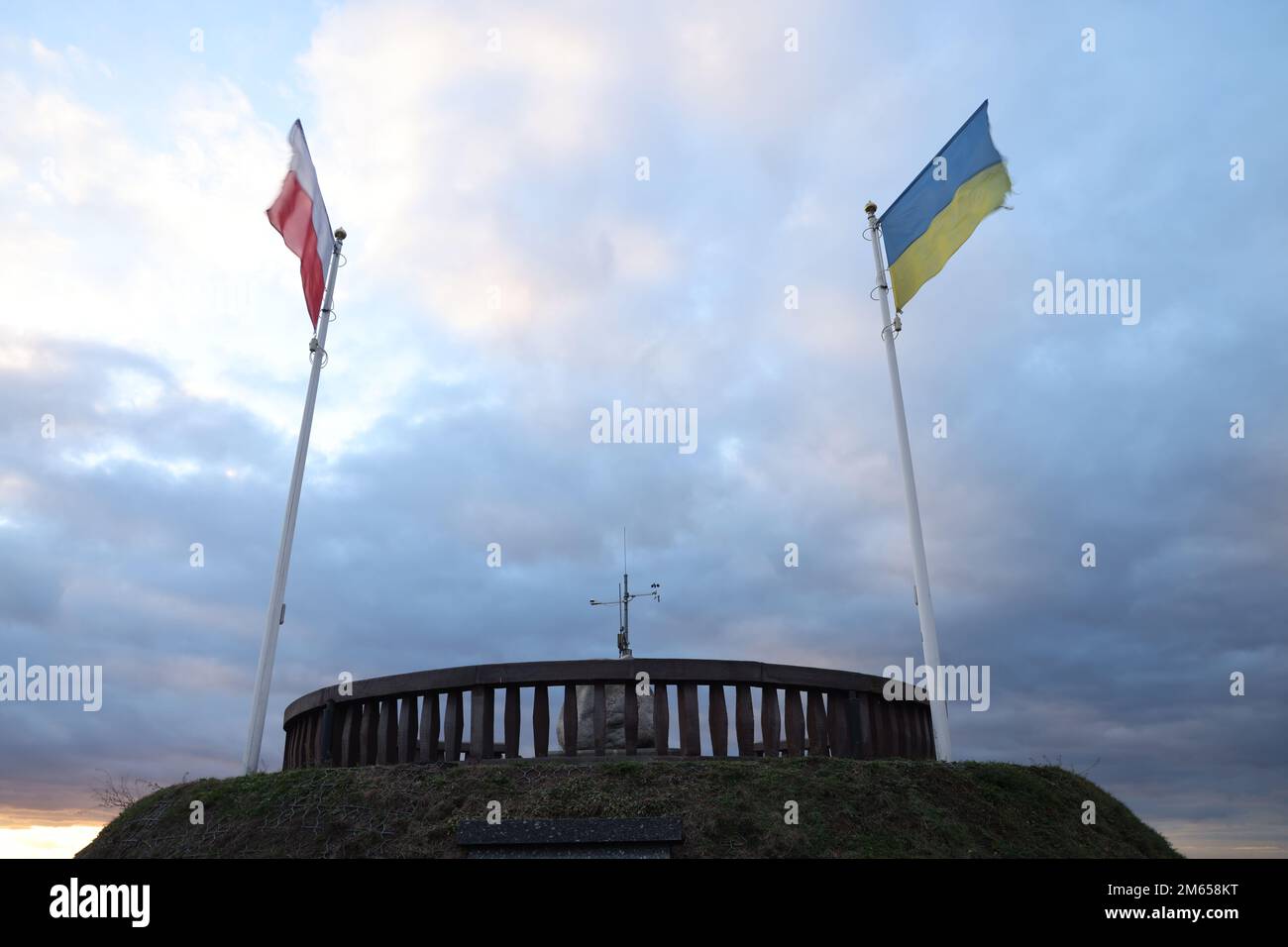 Bandiera polacca e bandiera Ucraina insieme in cima al Kopiec Kosciuszki (tumulo di Kosciuszko) a Cracovia, Polonia; mostrando sostegno Foto Stock