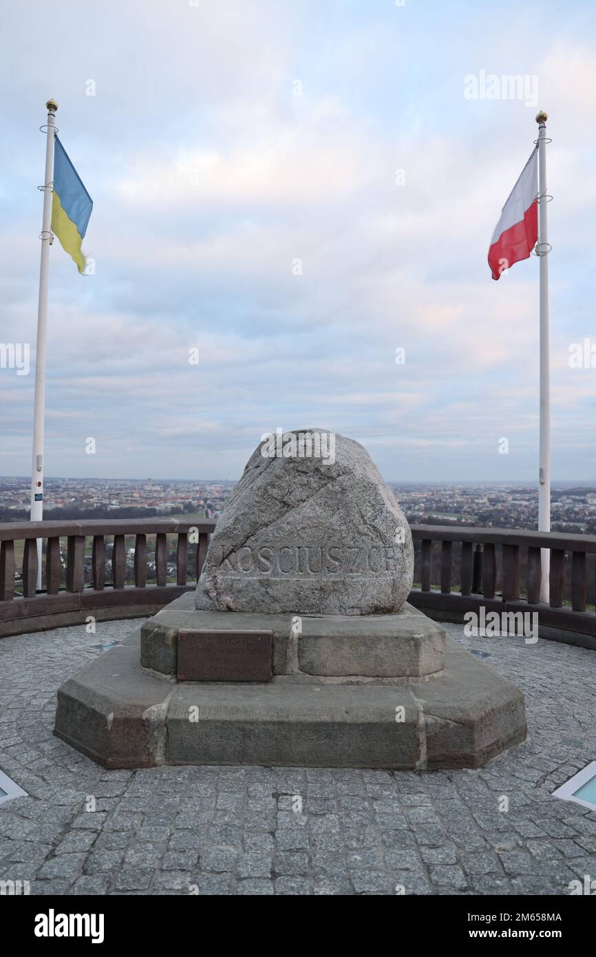 Roccia commemorativa, con bandiera polacca e bandiera Ucraina insieme in cima al Kopiec Kosciuszki (tumulo di Kosciuszko) a Cracovia, Polonia Foto Stock