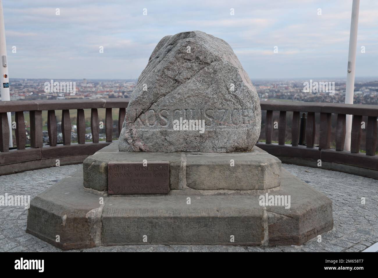 Memorial rock, in onore dello storico leader nazionale Tadeusz Kosciuszko sulla cima del Kopiec Kosciuszki (tumulo di Kosciuszko) a Cracovia, Polonia Foto Stock