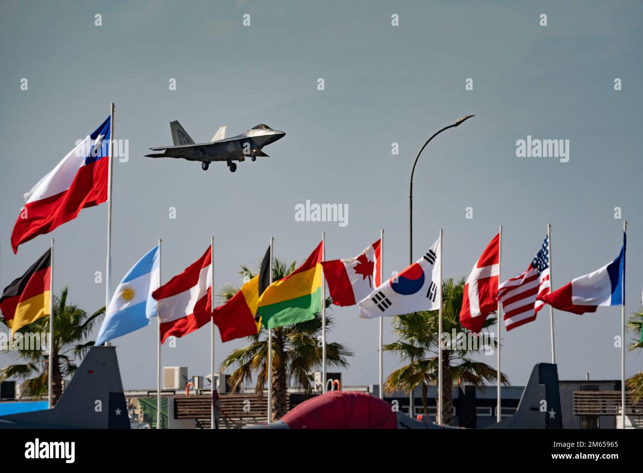 STATI UNITI Joshua “Cabo” Gunderson, F-22 pilota e comandante della squadra dimostrativa Raptor, preforma il pass per la porta della baia delle armi durante le prove per la FIDAE Air & Trade Show 2022, 3 aprile 2022 a Santiago, Cile. La squadra vola a spettacoli aerei in tutto il mondo, effettuando manovre che dimostrano le capacità degli aerei da combattimento di quinta generazione. Foto Stock