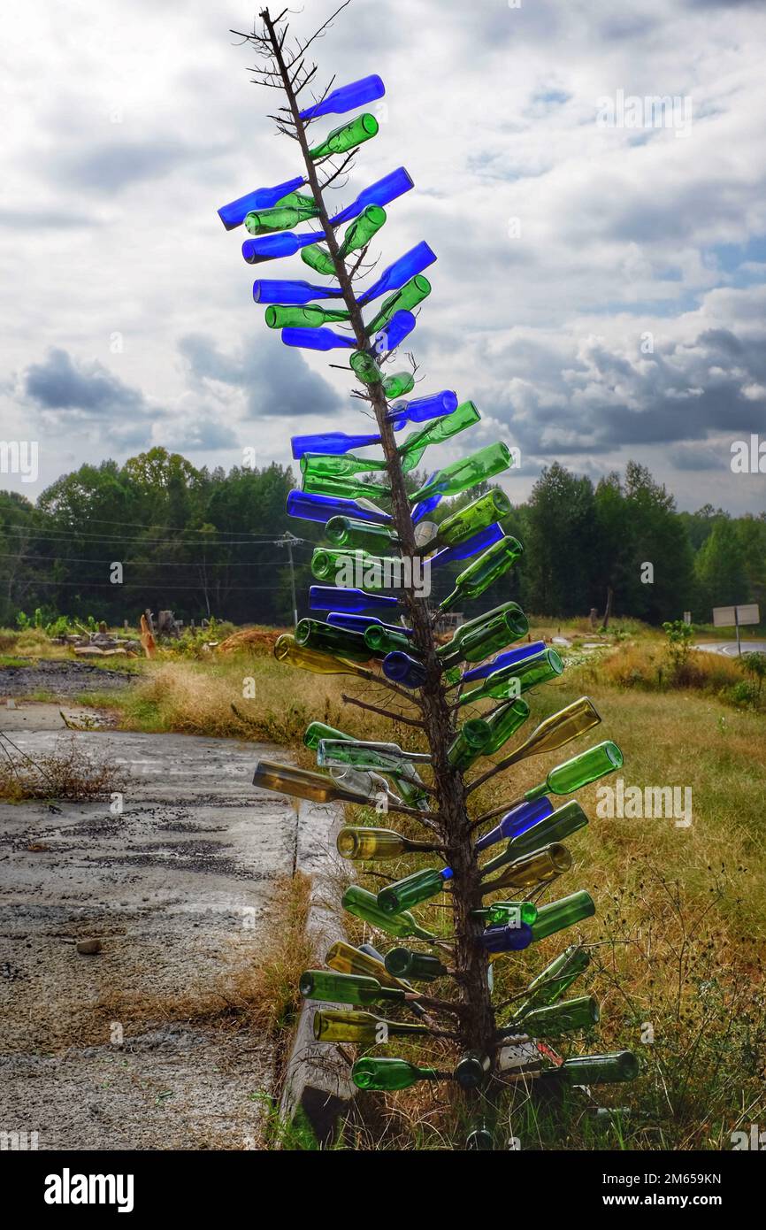 Southern Bottle Tree per catturare Haints situato in Virginia Foto Stock