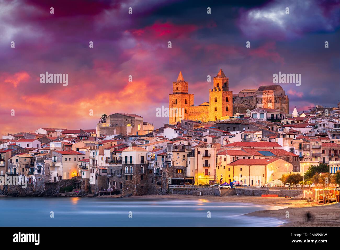 Cefalù, Sicilia, Italia sul Mar Tirreno al tramonto. Foto Stock