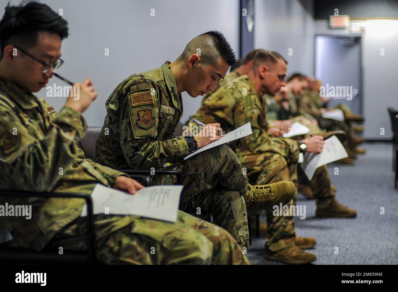 Reserve Citizen Airmen assegnato alla 446th Airlift Wing completare un foglio di lavoro obiettivi durante il seminario di sviluppo professionale arruolato dell'ala il 3 aprile 2022, Joint base Lewis-McChord, Washington. Il seminario, tenuto da Kristi McCann, direttore dell'ala per la salute psicologica, ha introdotto obiettivi basati sul valore per Airmen e ha spiegato come insegna un senso dello scopo, come si dà priorità a ciò che è importante e come si trova l'opportunità di vivere una vita significativa. Il seminario, tenuto mensilmente, è stato ideato per promuovere lo sviluppo della carriera militare e migliorare le competenze professionali all'interno del Foto Stock