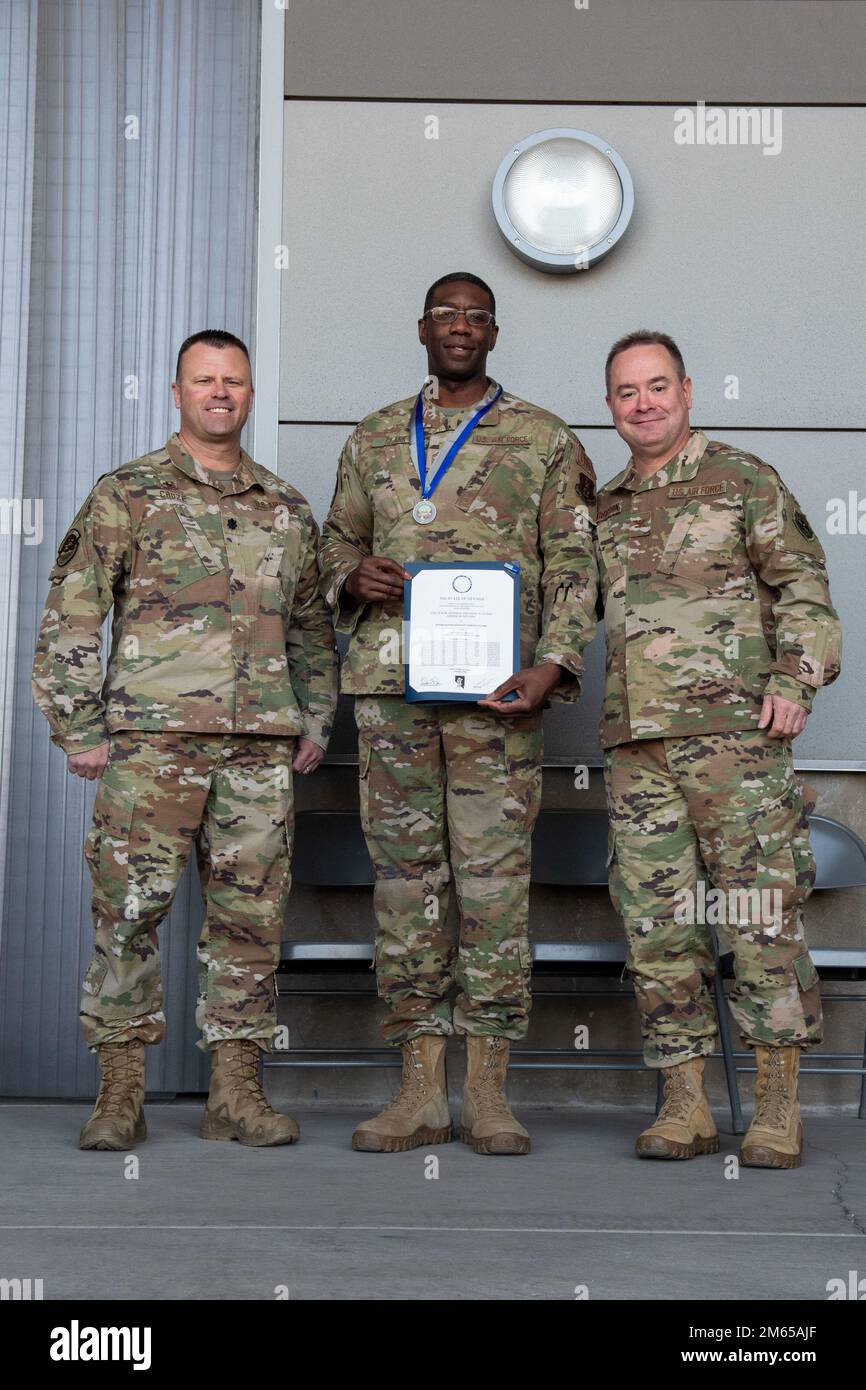 Shaun Cruze, comandante 152nd Logistics Readiness Squadron, Senior Master Sgt. Jordan Clark e il col. Brian Gunderson, Nevada Air National Guard Director of staff-Air pose dopo che Clark è stato insignito del Major Gen. Drennan A. Clark Order of Nevada durante la riunione di formazione dell'unità di aprile presso la base della Guardia Nazionale del Nevada Air, Reno. Clark ha lavorato per oltre 26 anni con la Guardia Nazionale dell'aria del Nevada in varie posizioni nello Squadrone di preparazione logistica 152nd e nel team di supporto civile 92nd. Questo premio viene assegnato per un servizio eccezionale di 25 anni all'esercito degli Stati Uniti. Di te Foto Stock