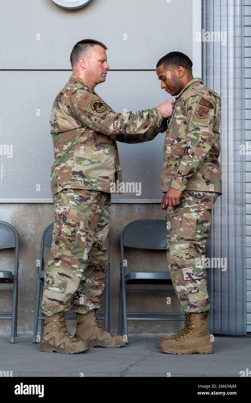 Shaun Cruze, comandante 152nd Logistics Readiness Squadron presenta la Medaglia di Comendation dell'Aeronautica militare al Senior Airman Kevin Davis durante la chiamata dell'assemblea di addestramento dell'unità di aprile alla base nazionale della guardia aerea del Nevada, Reno. Foto Stock