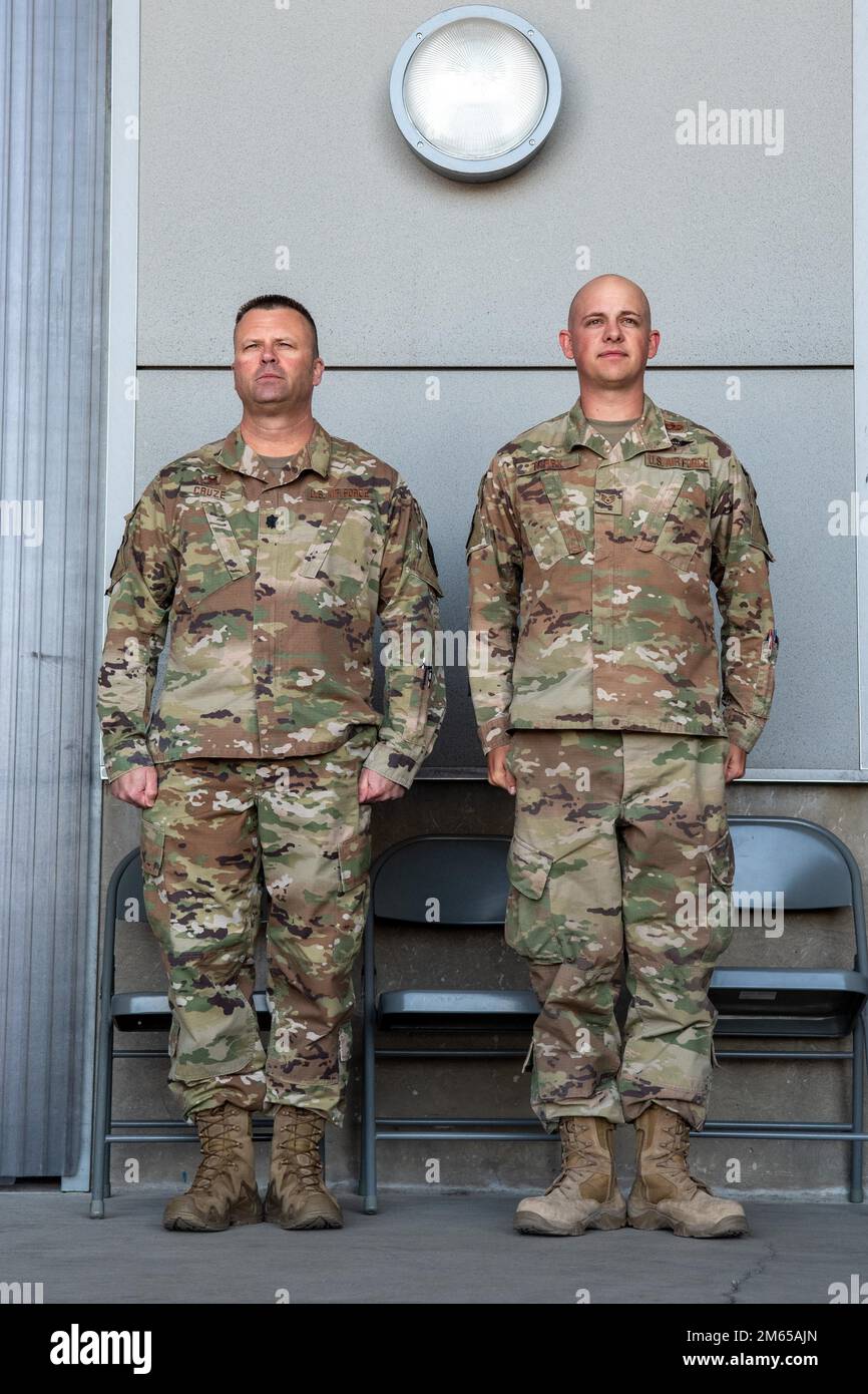 Il colon. Shaun Cruze, comandante 152nd Logistics Readiness Squadron promuove il sergente Eric Terry al sergente tecnico durante la chiamata dell'assemblaggio dell'unità di addestramento dell'aprile 2022 alla base nazionale della guardia aerea del Nevada, Reno. Foto Stock