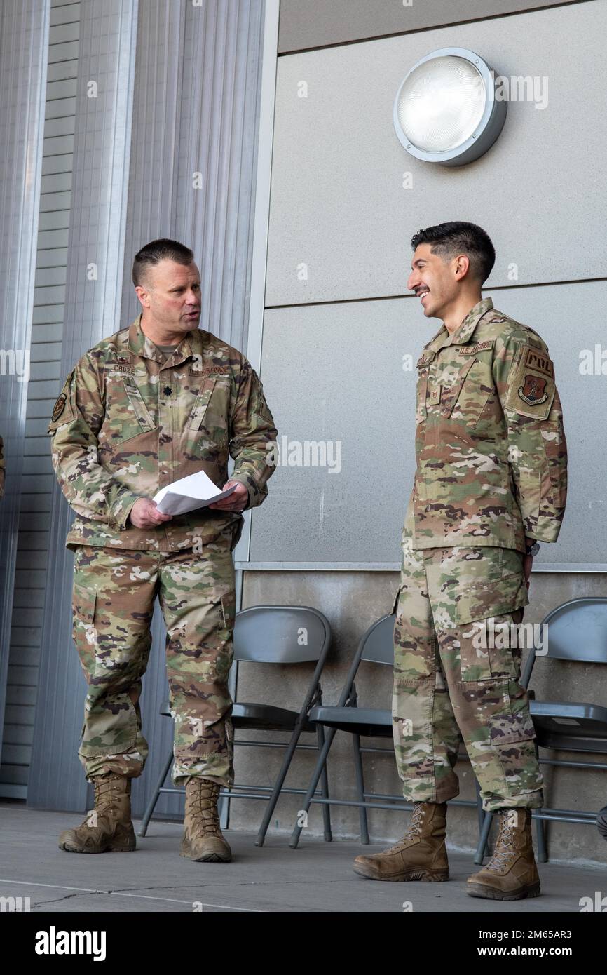 Il col. Shaun Cruze, comandante 152nd Logistics Readiness Squadron promuove il personale Sgt. Marco Godoy Gomez al sergente tecnico durante la chiamata dell'assemblaggio dell'unità di addestramento dell'aprile 2022 alla base nazionale della guardia aerea del Nevada, Reno. Foto Stock