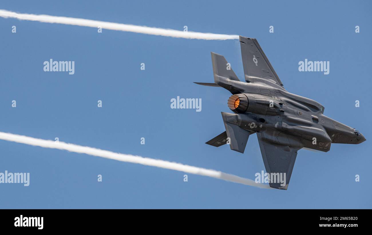 STATI UNITI Air Force Major Kristin Wolfe, F-35A pilota e comandante della squadra dimostrativa Lightning II, vola al Wings Over South Texas Air Show tenutosi sulla Naval Air Station Kingsville, Texas, il 3rd aprile 2022. Il team dimostrativo F-35A è un team dimostrativo a nave singola Air Combat Command che si reca a spettacoli aerei in tutto il paese. Foto Stock