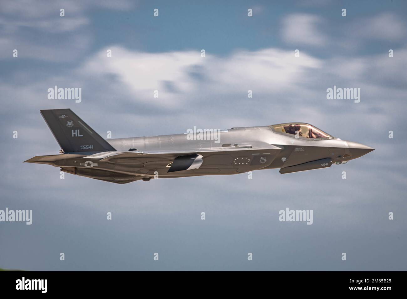 STATI UNITI Air Force Major Kristin Wolfe, F-35A pilota e comandante della squadra dimostrativa Lightning II, vola al Wings Over South Texas Air Show tenutosi sulla Naval Air Station Kingsville, Texas, il 3rd aprile 2022. Il team dimostrativo F-35A è un team dimostrativo a nave singola Air Combat Command che si reca a spettacoli aerei in tutto il paese. Foto Stock