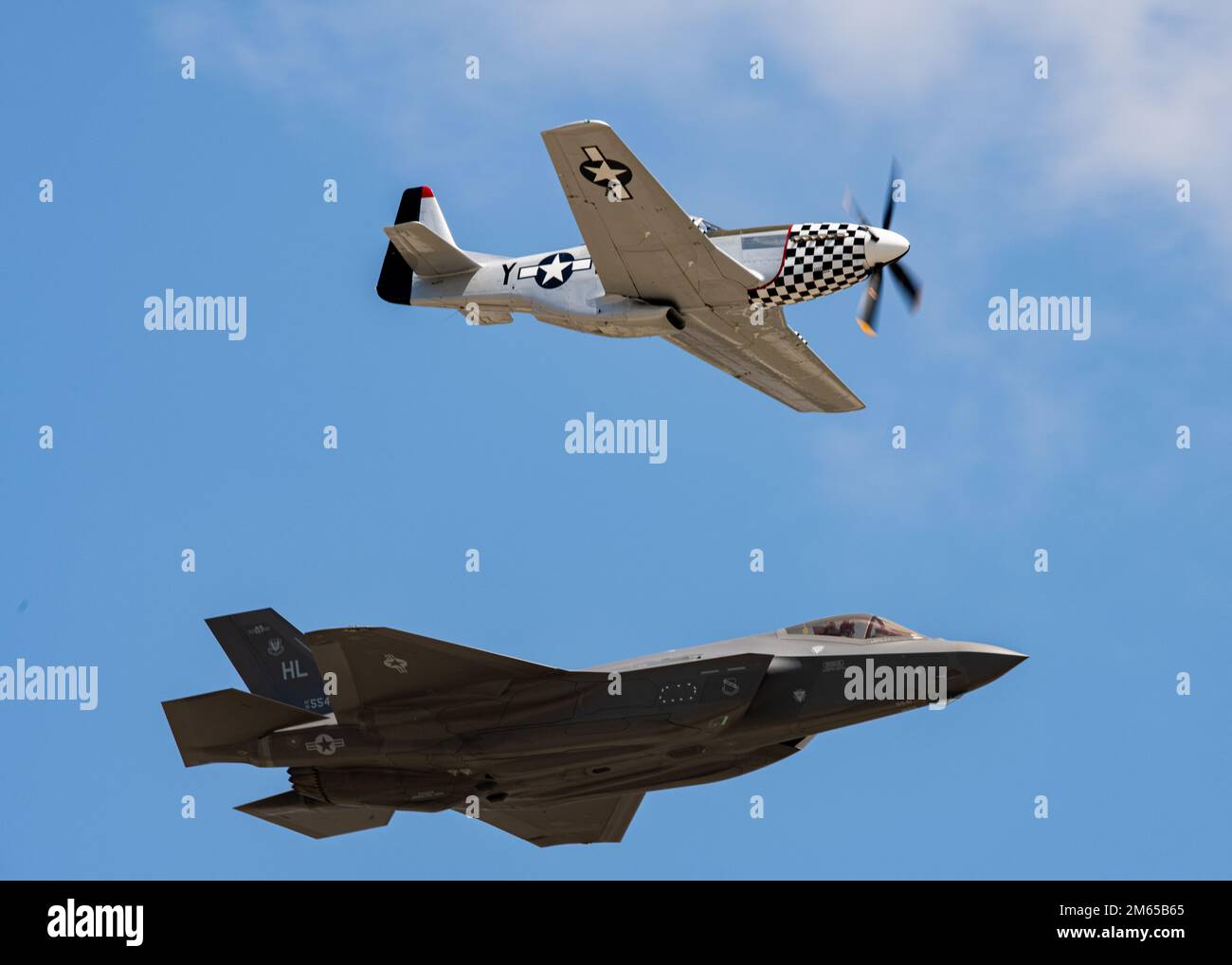 STATI UNITI Air Force Major Kristin Wolfe, F-35A pilota e comandante della squadra dimostrativa Lightning II, vola in formazione con un P-51 Mustang della Air Force Heritage Flight Foundation, mentre al Wings Over South Texas Air Show tenutosi sulla Naval Air Station Kingsville, Texas, il 3rd aprile 2022. Il team dimostrativo F-35A è un team dimostrativo a nave singola Air Combat Command che si reca a spettacoli aerei in tutto il paese. Foto Stock