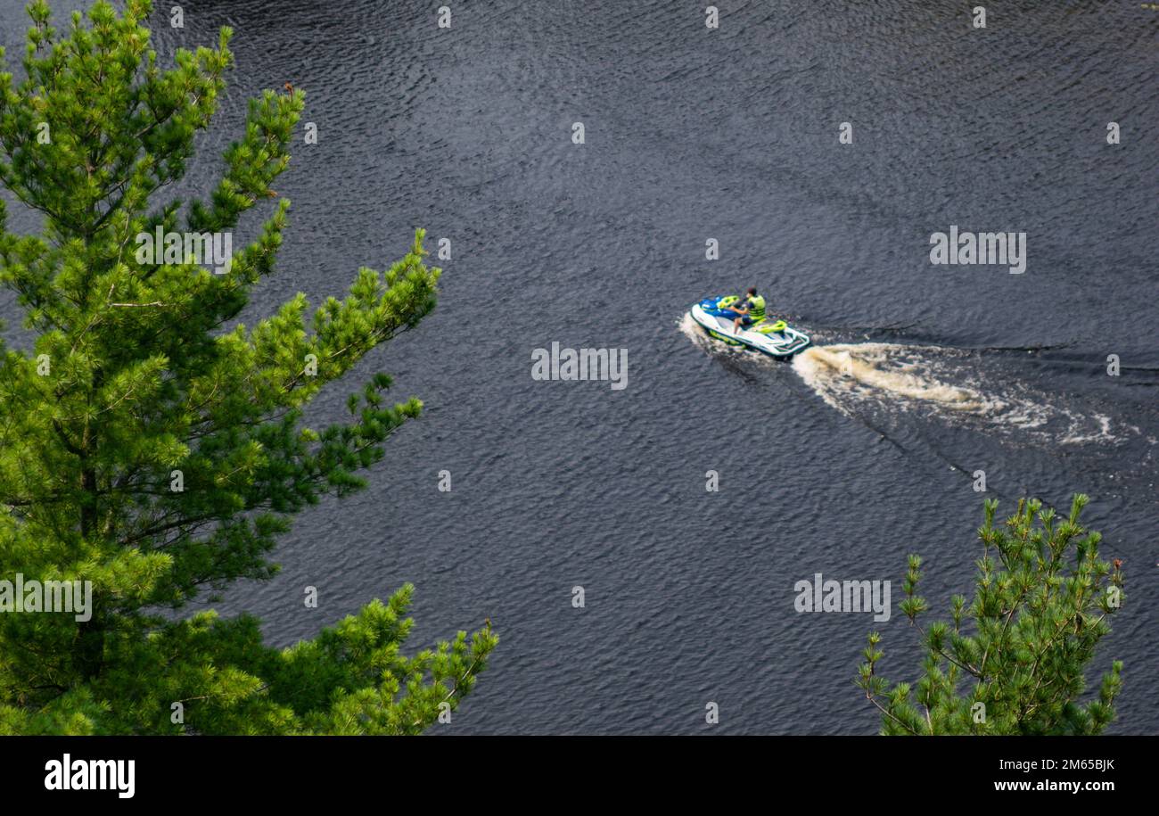 Visto da Lions Lookout, Huntsville, Ontario, Canada - attività di motoscafo sul lago Fairy Foto Stock