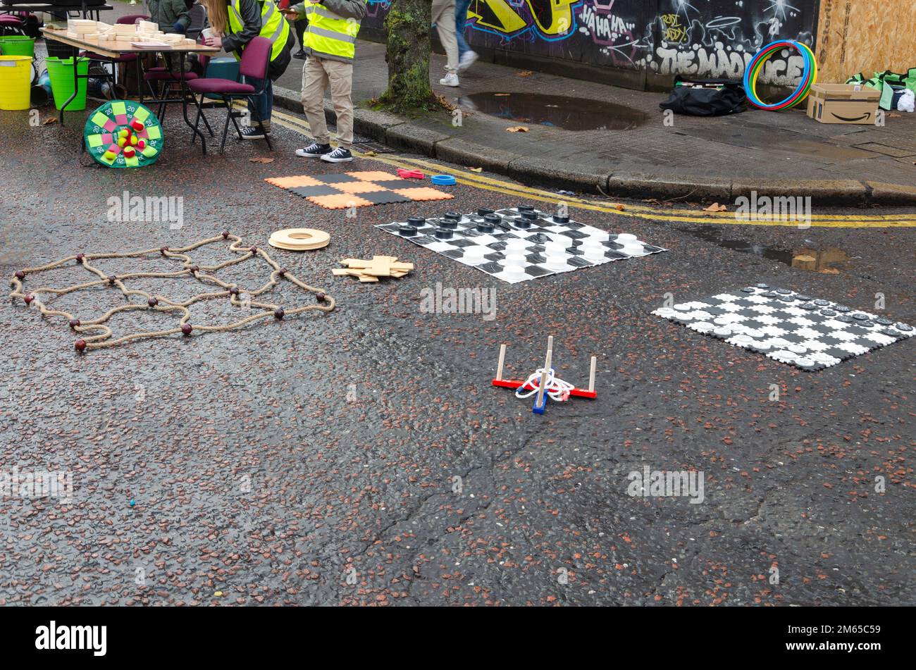 Botanic Avenue Belfast, County Antrim, Irlanda del Nord Novembre 20 2022 - Giochi di strada in Botanic Ave Belfast chiuso al traffico come un esperimento Foto Stock