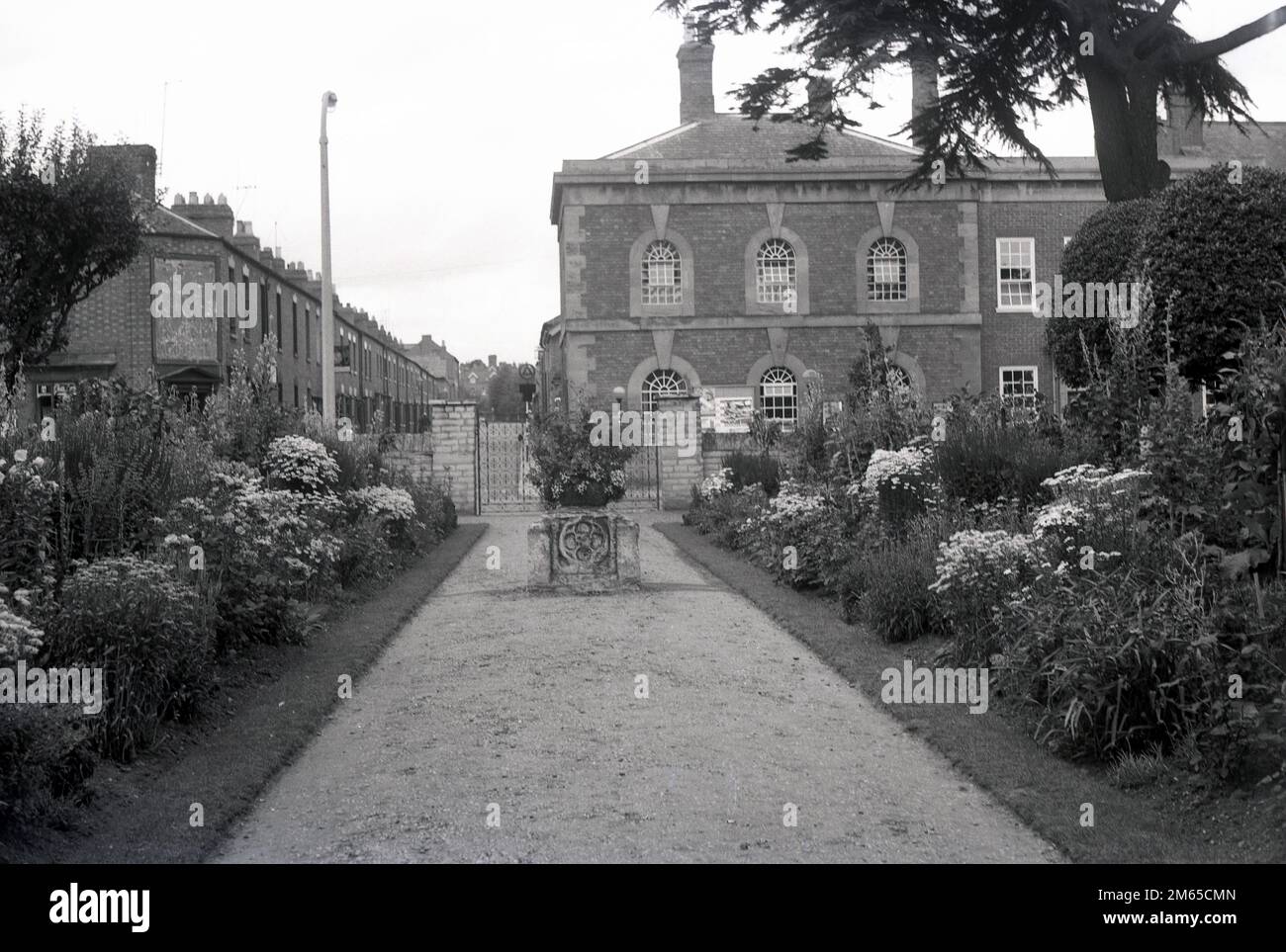 1950s, vista storica da questa epoca dei giardini del famoso drammaturgo inglese William Shakespeare, luogo di nascita a Henley Street, Stratford-upon-Avon, Inghilterra, Regno Unito. Il giardino formale murato si trova su terreno portato dal Comitato della Casa natale di Shakespeare nel 1847 ed è stato disposto in un semplice stile vittoriano tra il 1847 e il 1858, quando la casa è stata anche restaurata. Foto Stock