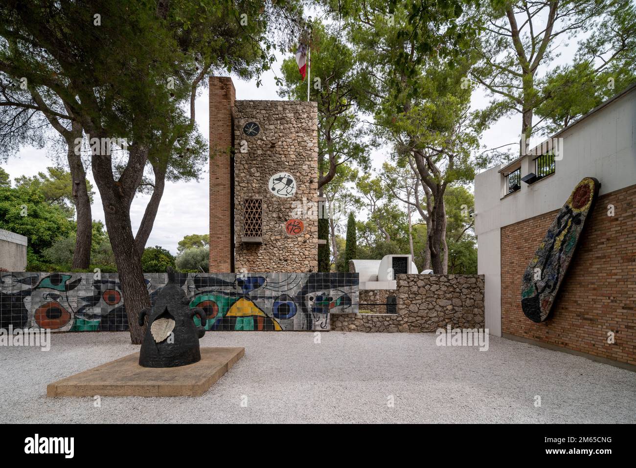 Saint-Paul-de-Vence, Museo Fondation Maeght, 1964 von Josep Lluís Sert erbaut, Labyrinth, mit Keramikwand und Plastiken von Joan Miró Foto Stock