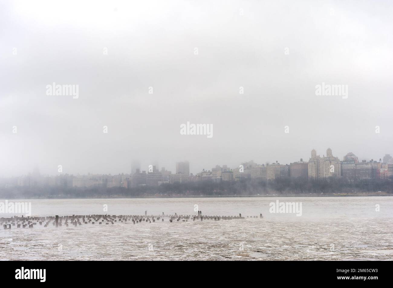 Fiume Hudson in inverno con Misty nuovo il vostro paesaggio urbano in background. Foto Stock