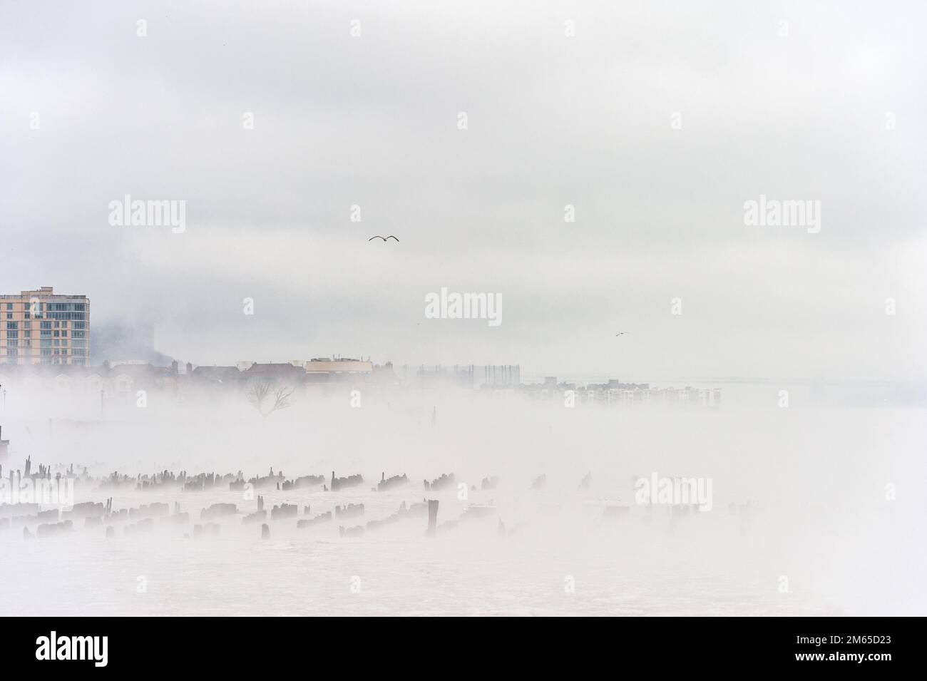 Fiume Hudson in inverno con Misty Edgewater paesaggio urbano in background. Foto Stock