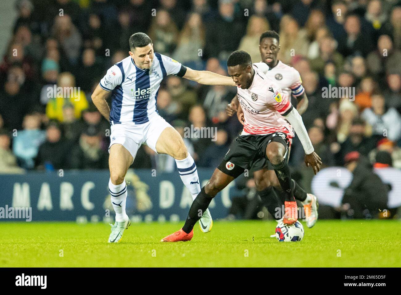 West Bromwich, Regno Unito. 2nd gennaio 2023West Tom Rogic e Mamadou Loum di Bromwich Albion«combattono per la palla durante la partita del Campionato Sky Bet tra West Bromwich Albion e Reading presso gli Hawthorns di West Bromwich lunedì 2nd gennaio 2023. (Credit: Gustavo Pantano | MI News) Credit: MI News & Sport /Alamy Live News Foto Stock