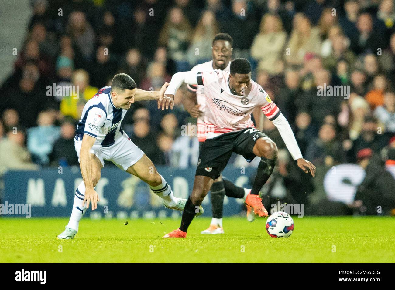 West Bromwich, Regno Unito. 2nd gennaio 2023West Tom Rogic e Mamadou Loum di Bromwich Albion«combattono per la palla durante la partita del Campionato Sky Bet tra West Bromwich Albion e Reading presso gli Hawthorns di West Bromwich lunedì 2nd gennaio 2023. (Credit: Gustavo Pantano | MI News) Credit: MI News & Sport /Alamy Live News Foto Stock