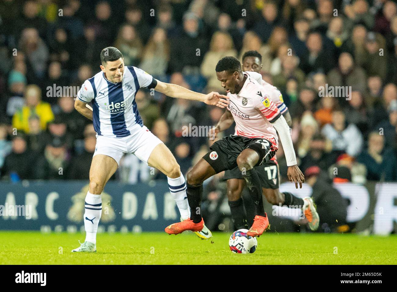 West Bromwich, Regno Unito. 2nd gennaio 2023West Tom Rogic e Mamadou Loum di Bromwich Albion«combattono per la palla durante la partita del Campionato Sky Bet tra West Bromwich Albion e Reading presso gli Hawthorns di West Bromwich lunedì 2nd gennaio 2023. (Credit: Gustavo Pantano | MI News) Credit: MI News & Sport /Alamy Live News Foto Stock