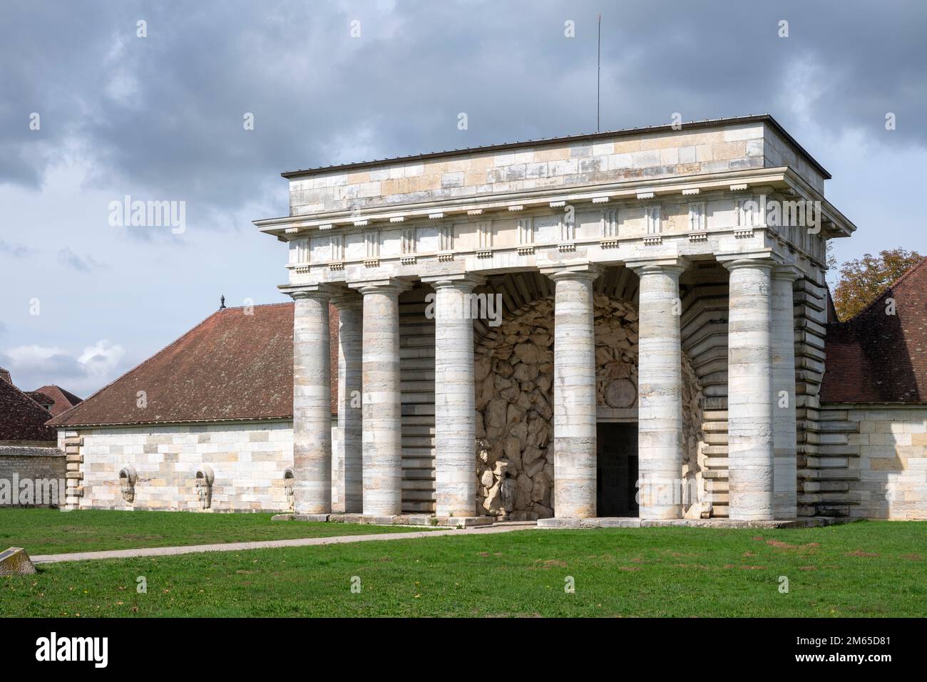 Arc-et-Senans, Saline Royal, 1779 von Claude-Nicolas Ledoux erbaut, Eingangsportikus mit Grotte Foto Stock