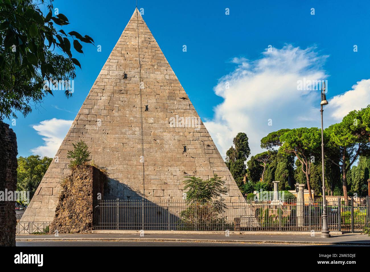 La Piramide di Cestio è una tomba romana a forma di piramide ed è incorporata nel perimetro posteriore del cimitero non cattolico. Roma, Lazio Foto Stock La Piramide di Cestio è una tomba romana a forma di piramide ed è incorporata nel perimetro posteriore del cimitero non cattolico. Roma, Lazio Foto Stock