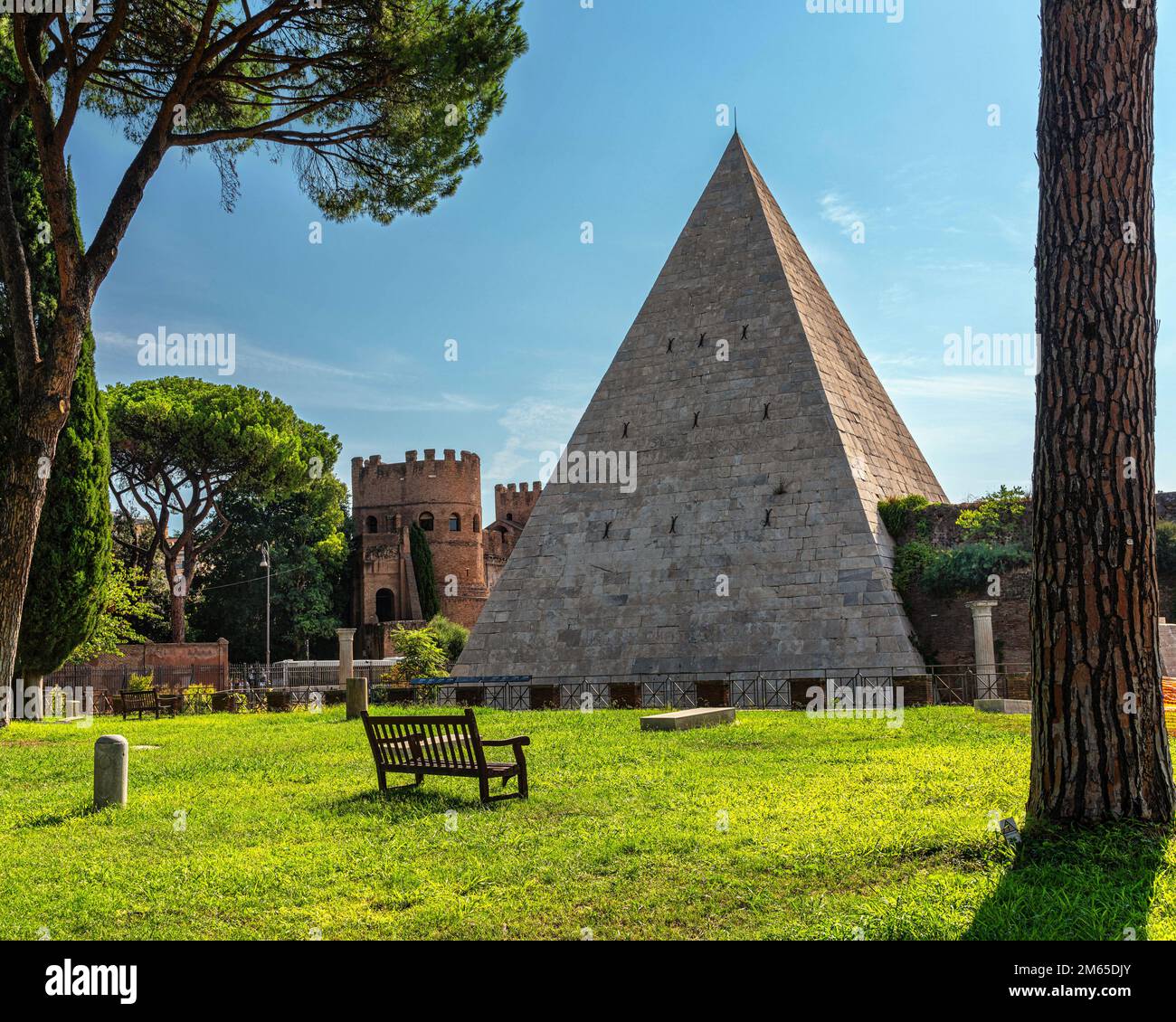 La Piramide di Cestio è una tomba romana a forma di piramide ed è incorporata nel perimetro posteriore del cimitero non cattolico. Roma, Lazio Foto Stock