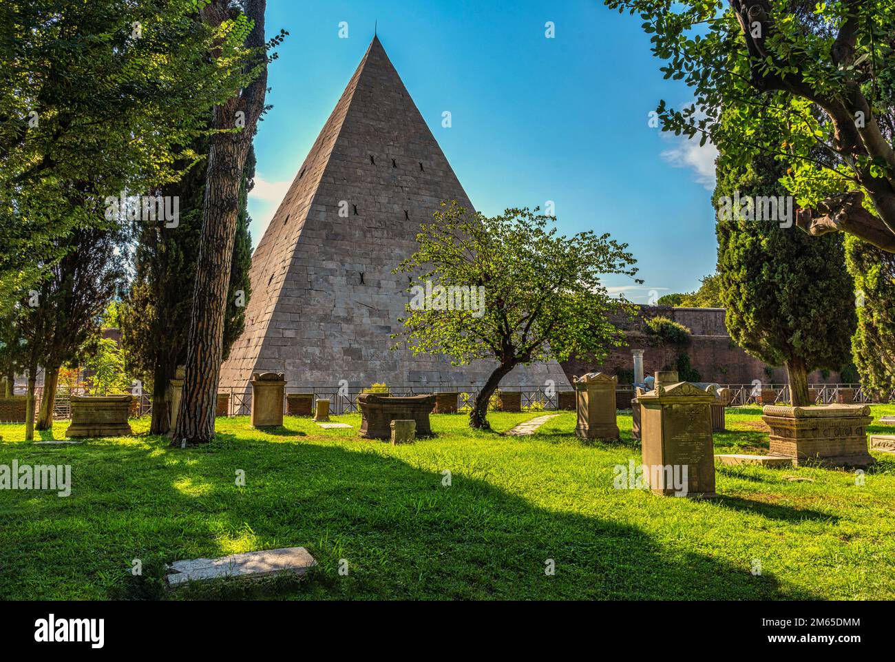 La Piramide di Cestio è una tomba romana a forma di piramide ed è incorporata nel perimetro posteriore del cimitero non cattolico. Roma, Lazio Foto Stock