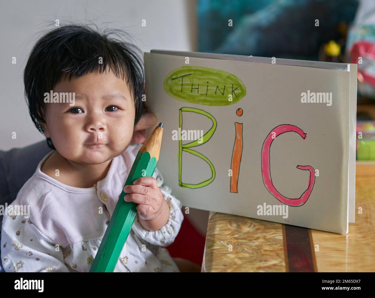 Un bambino adorabile, imparare presto e pensare concetto grande. Foto Stock