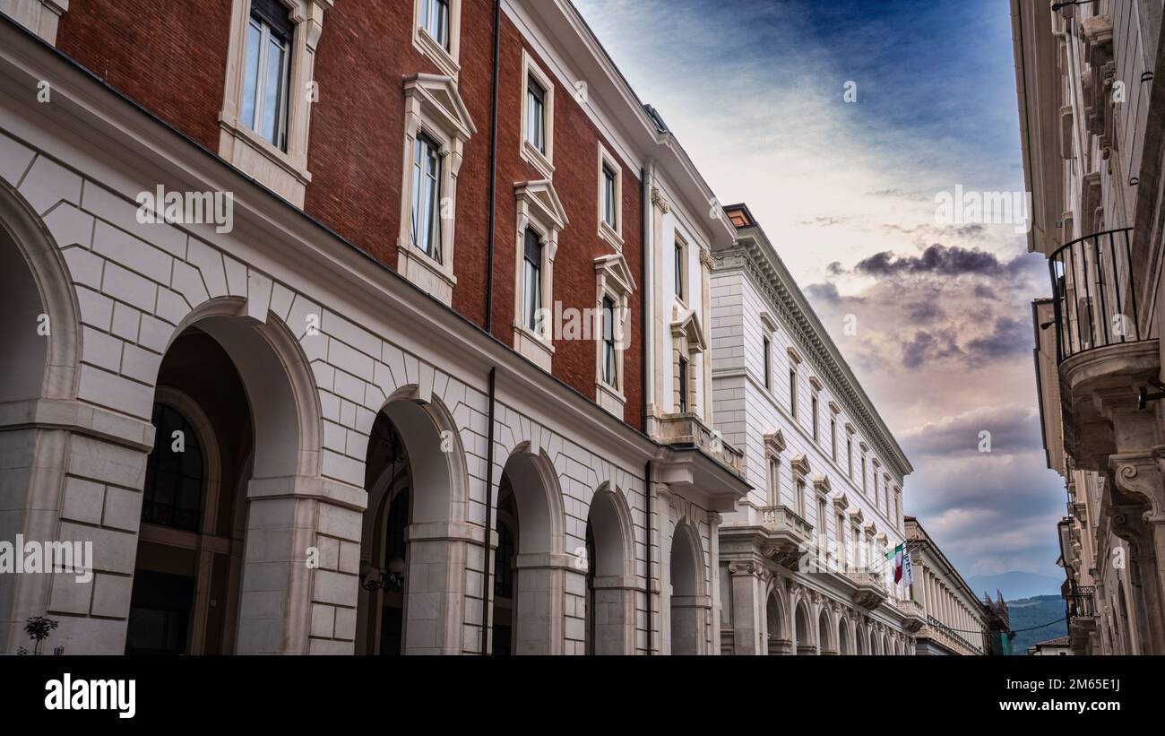 Palazzo Federici, un palazzo del 19th° secolo con portici monumentali sorretti da pilastri avvolti in un liscio conchiglia, fu restaurato dopo il terremoto. Foto Stock