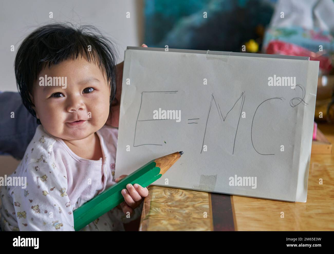 Un bambino adorabile, imparare presto e pensare concetto grande. Foto Stock