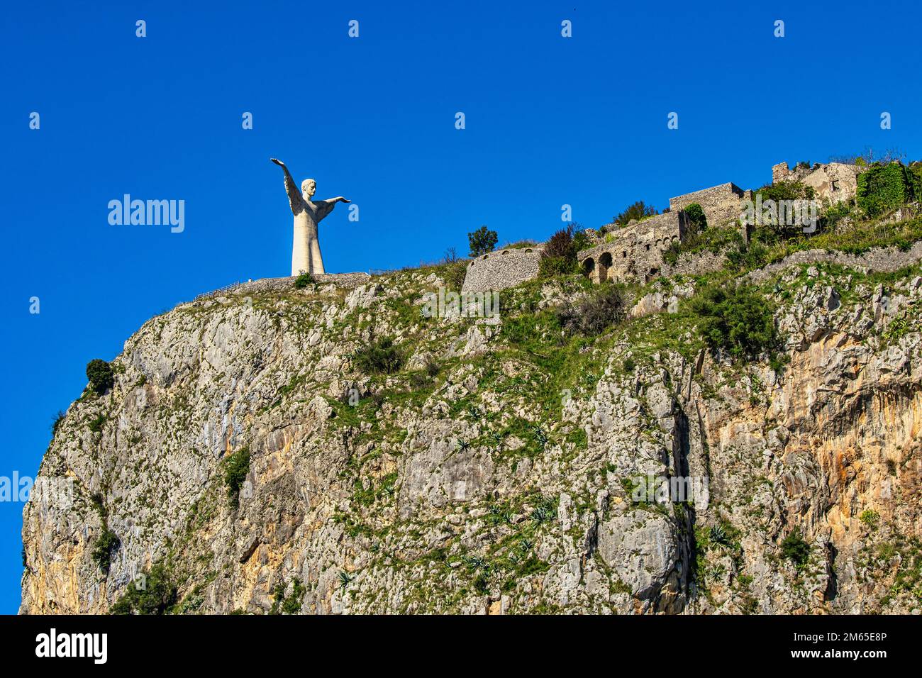 La statua del Redentore o Cristo Redentore, scultura posta sulla cima