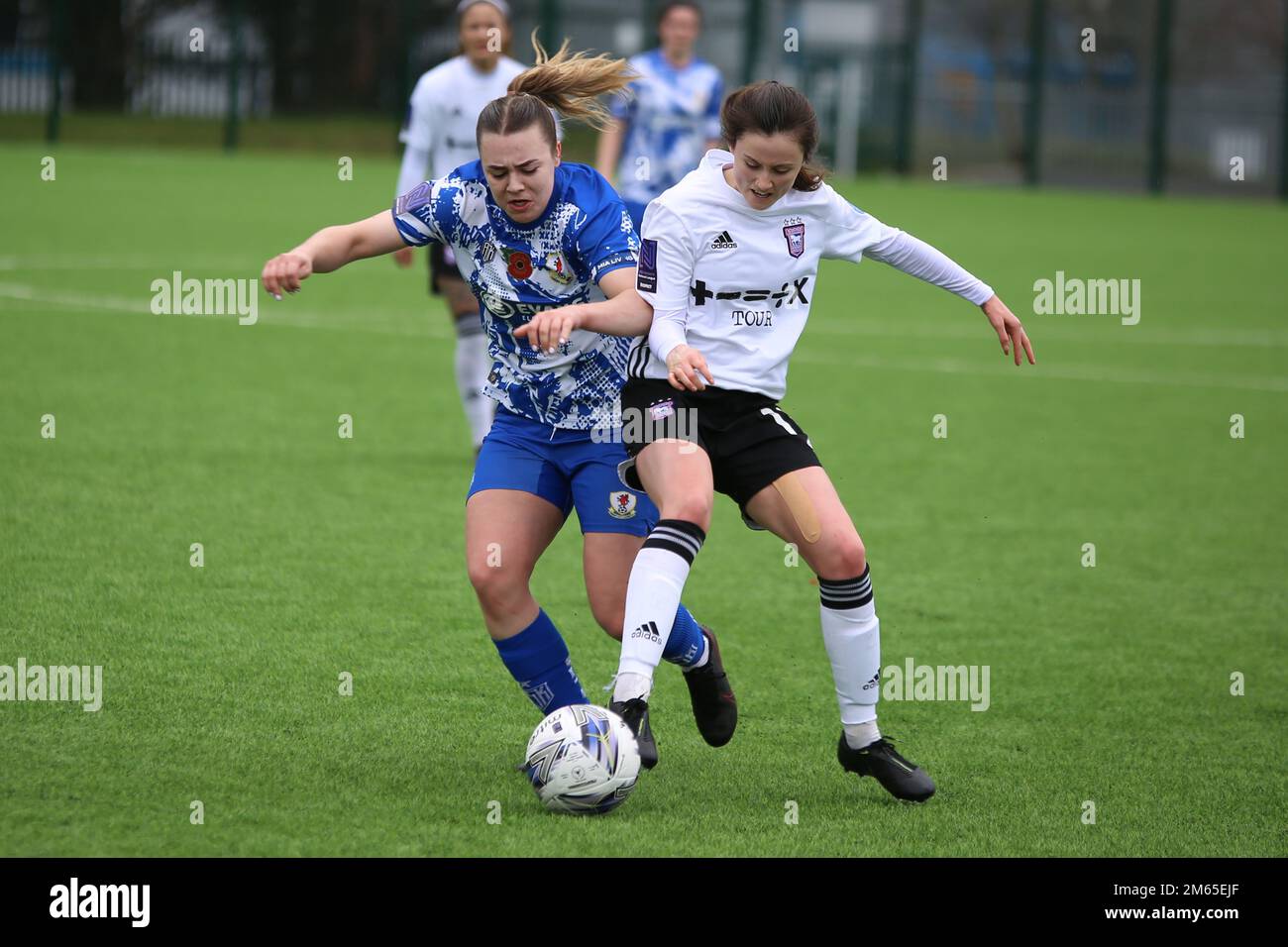 Cardiff, Galles del Sud, Regno Unito. Marzo 13th 2022. Caitlin Williams lotta per la palla con Anna Grey come Cardiff City Ladies ha ospitato Ipwsitch Town i Foto Stock