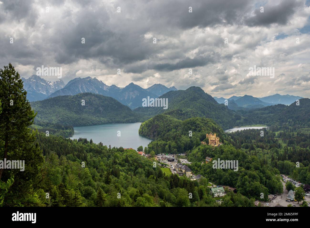 Vista sul castello di Hohenschwangau, un palazzo del 19th° secolo e sul lago Alpsee, situato nella città tedesca di Hohenschwangau, vicino alla città di Füssen, Germania. Foto Stock