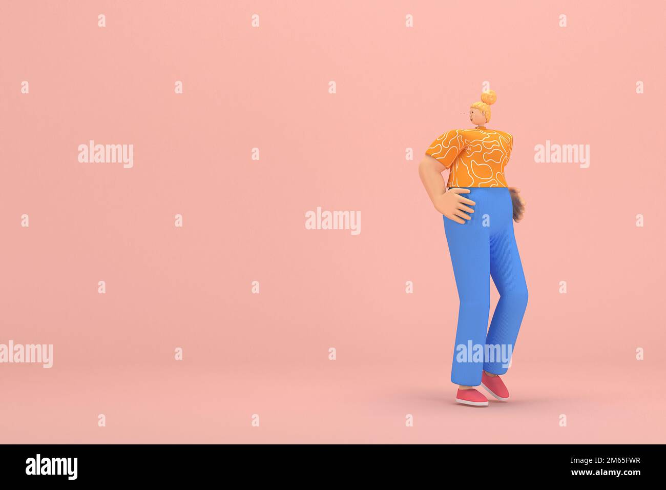 La donna con i capelli dorati legati in un bun con pantaloni in corduroy blu e T-shirt arancione con strisce bianche. È espressione di mano quando parla. Foto Stock