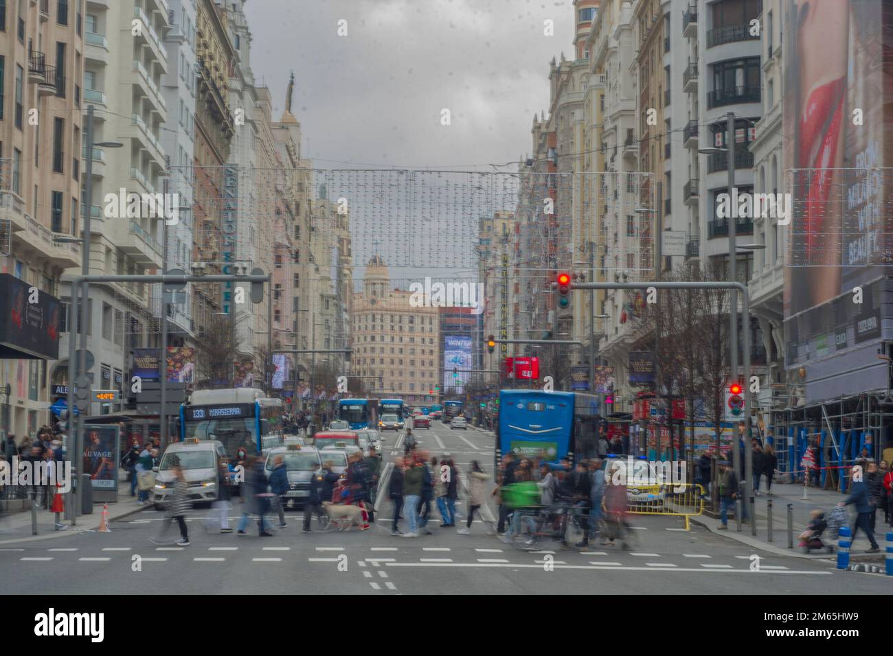 Madrid, Madrid, Spagna. 2nd Jan, 2023. A partire dal 1° gennaio 2023, tutti i comuni spagnoli con più di 50.000 abitanti, territori insulari e quelli con una popolazione di oltre 20.000 persone che superano i valori limite per gli inquinanti regolamentati dovranno applicare nei loro territori zone a basse emissioni (ZBE). Circa 150 comuni spagnoli, in cui vivono un totale di 25 milioni di persone e circa il 53% della popolazione nazionale (secondo i calcoli di diverse organizzazioni), sono quelli che devono attuare le ZE, il che implica misure come limitare l'accesso ad alcuni Foto Stock